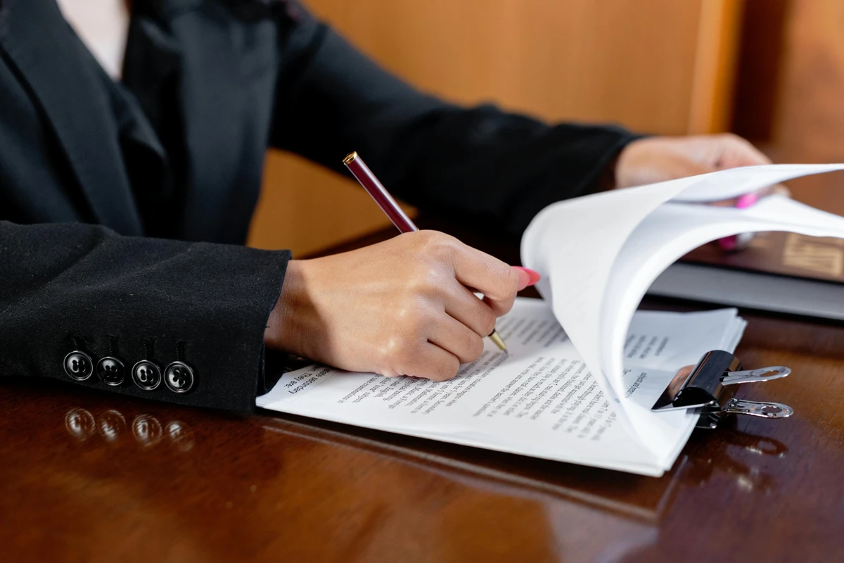 Escribana revisando documentación legal en Montevideo