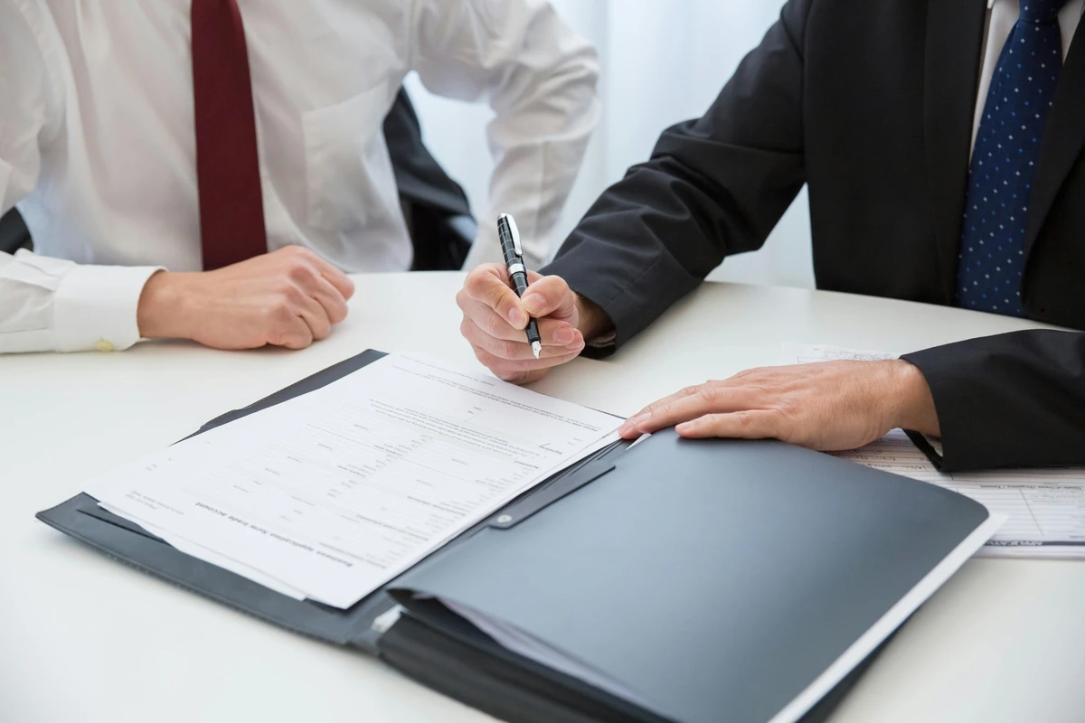 Firma de contrato con cliente en escribanía en Montevideo y Rocha.